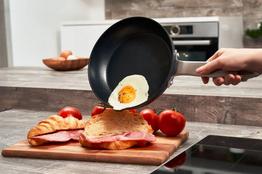 20cm/8" Fry Pan with Pour Spout | Cook Ultimate Pro | Zyliss