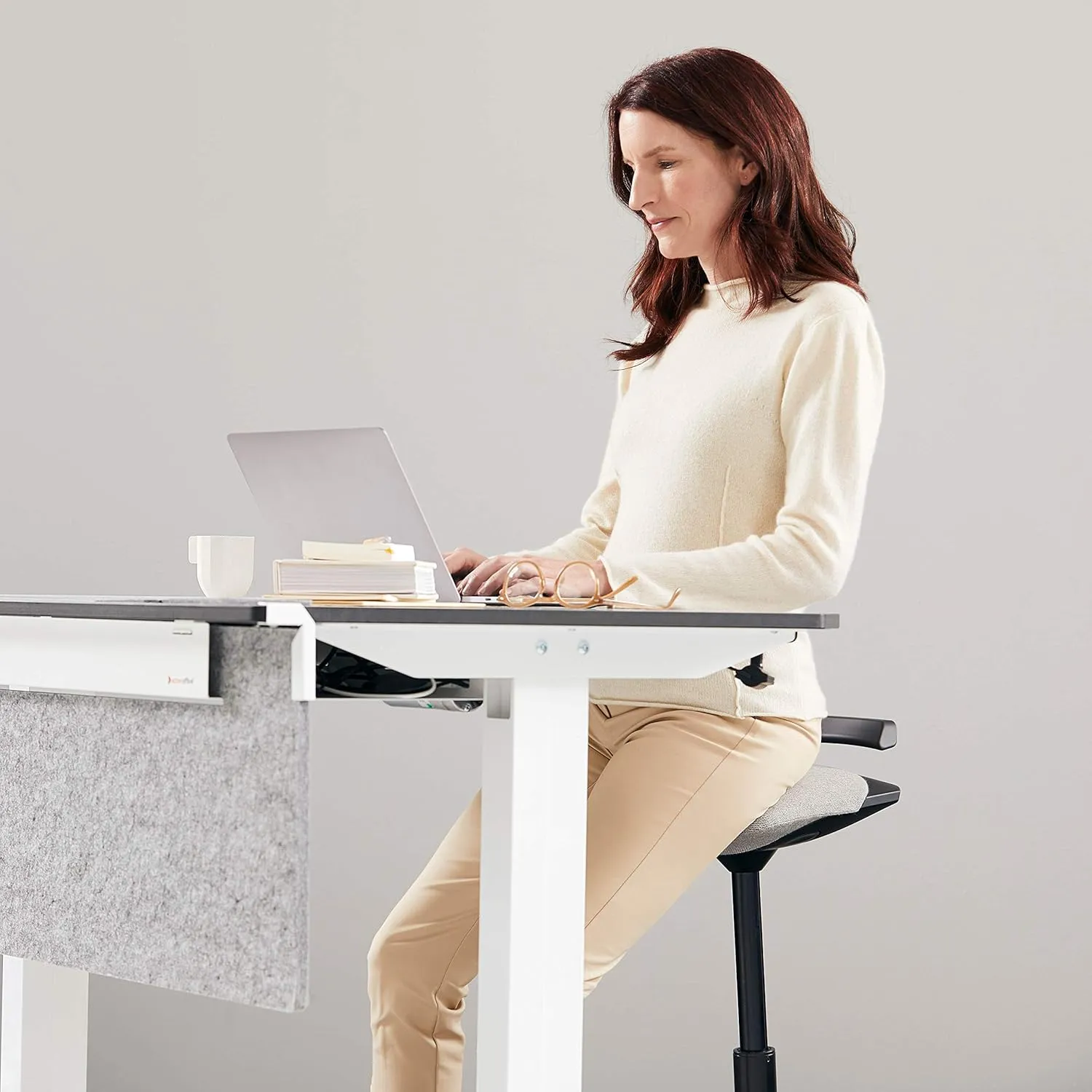 Aeris Muvman Standard Ergonomic Standing Aid - Active Seat for Dynamic Sitting and Standing - Height-Adjustable 51-84cm