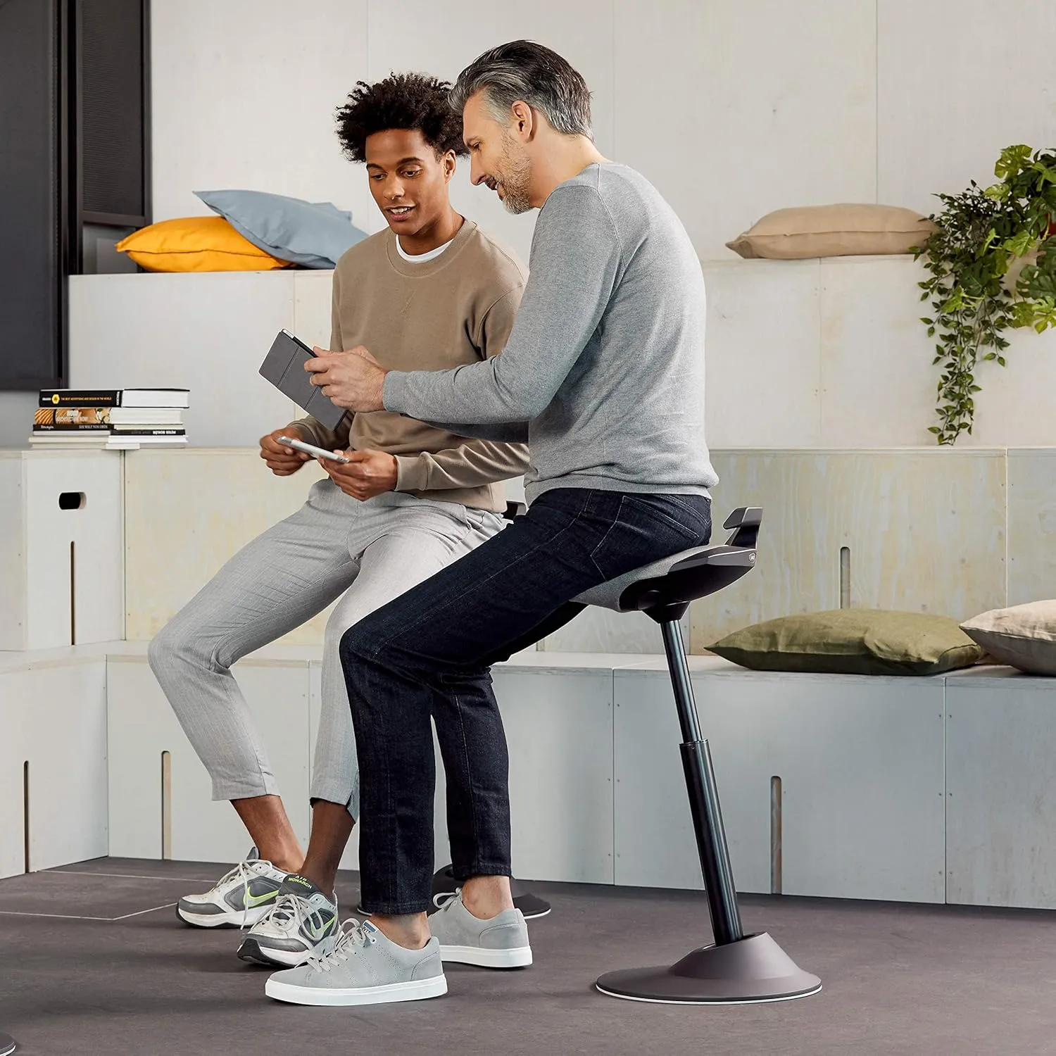 Aeris Muvman Standard Ergonomic Standing Aid - Active Seat for Dynamic Sitting and Standing - Height-Adjustable 51-84cm
