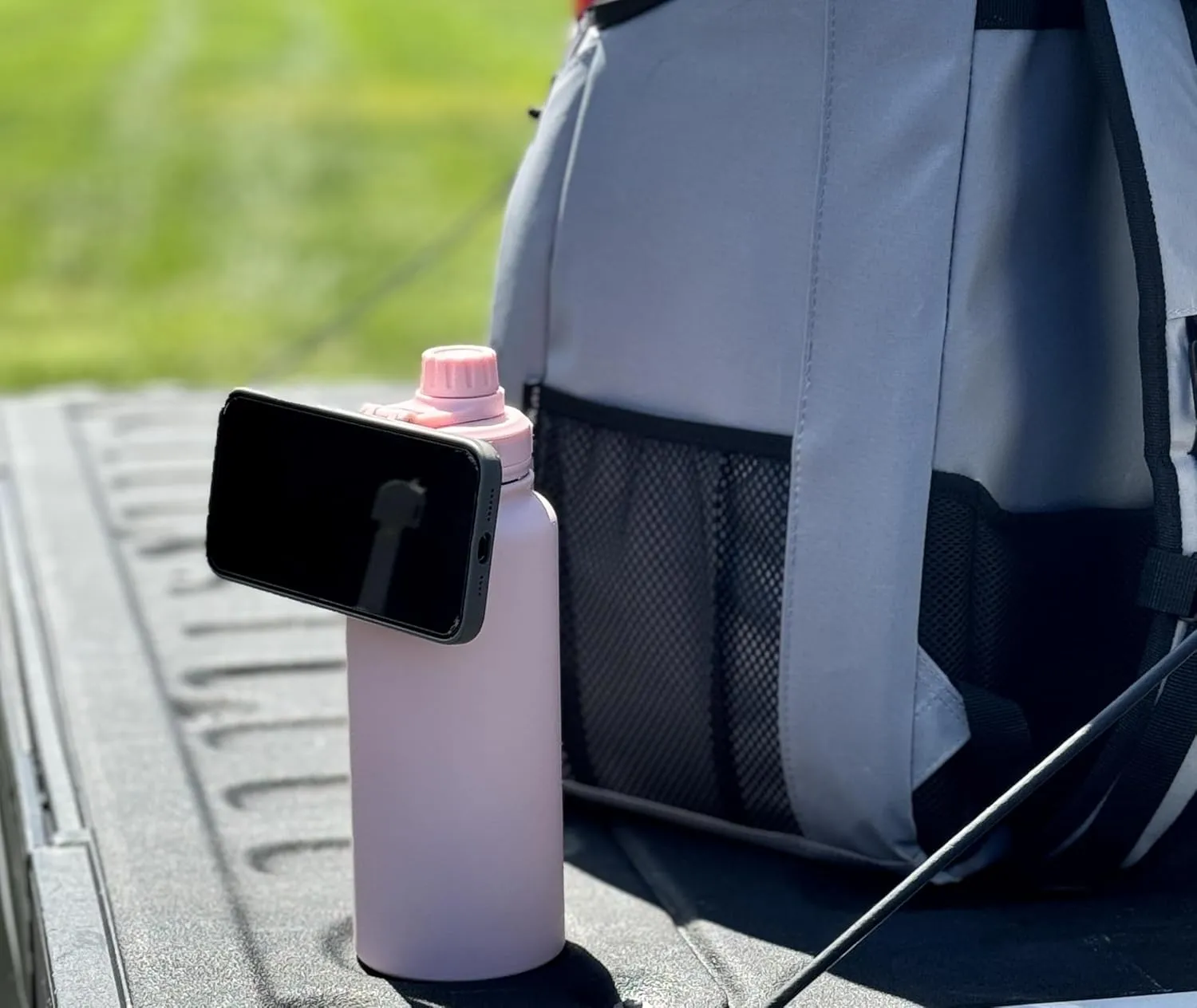 Insulated Water Bottle with Magnetic Phone Handle! Introducing the Hydration Buddy (Pink)