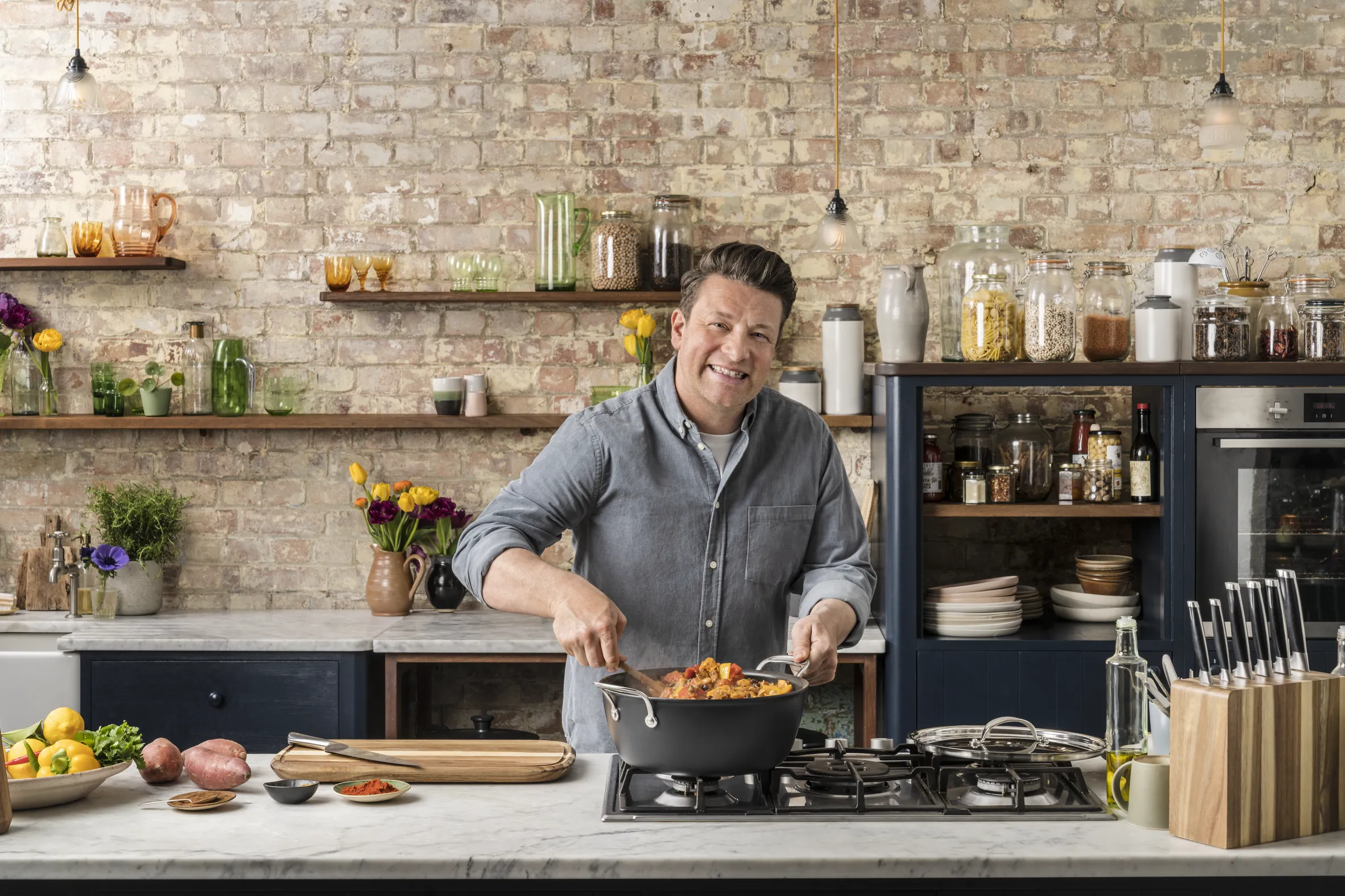 Jamie Oliver by Tefal Cooks Classic Induction Hard Anodised Big Batch Pan 30cm/7.2L   Lid