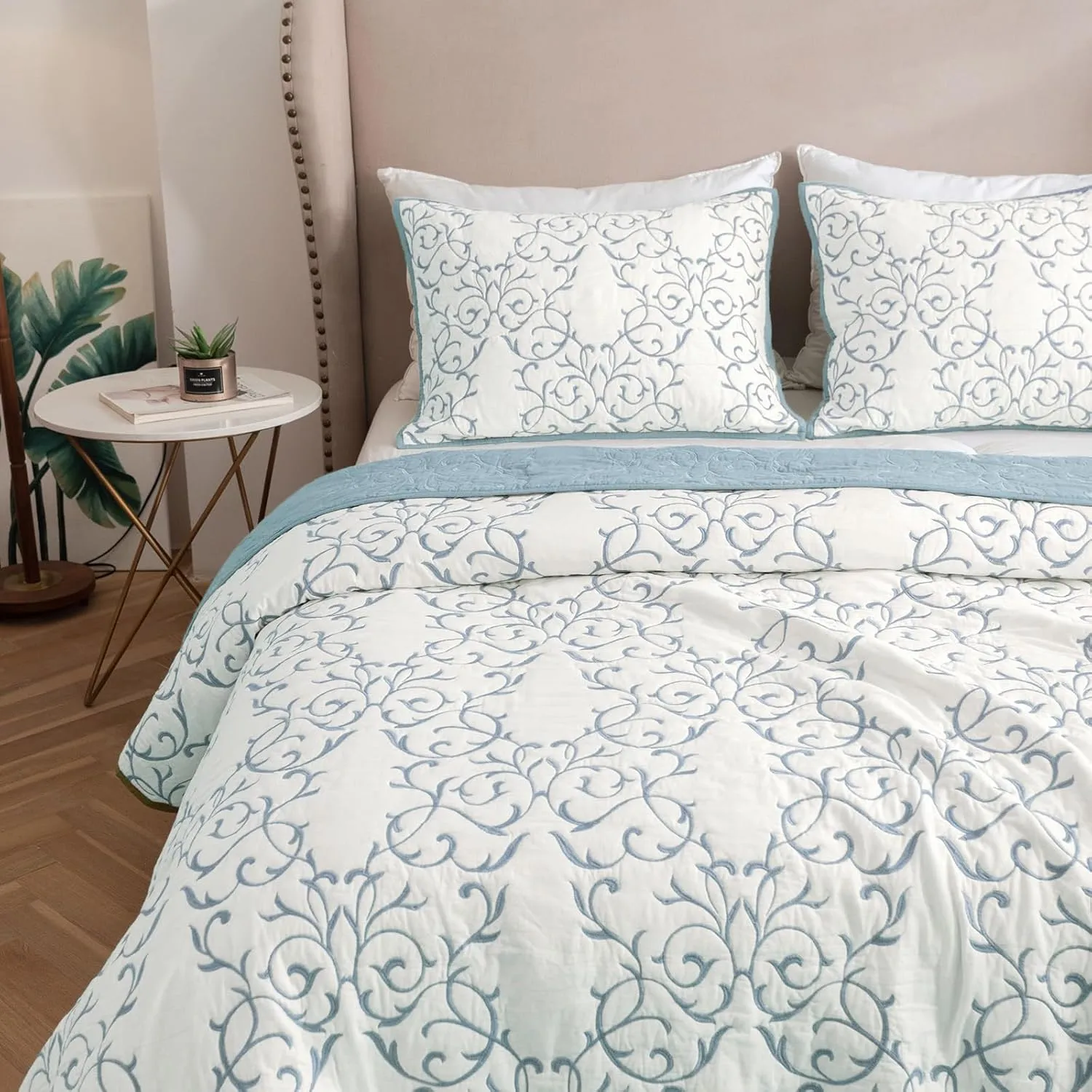 mixinni Quilt King Size Reversible 3-Piece Light Blue Embroidery Pattern Elegant King Size Bedspread Set, (1 Quilt,2 Pillow Shams)
