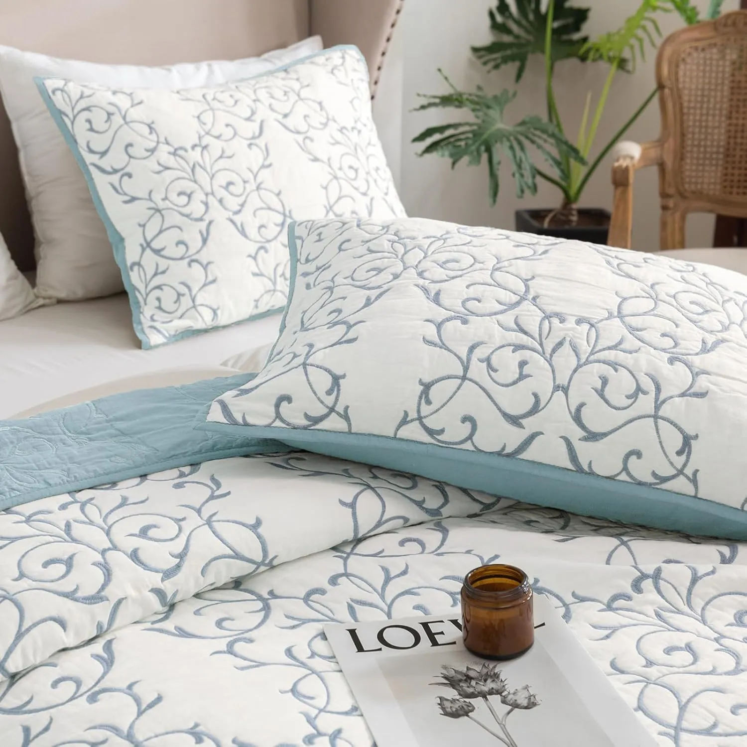 mixinni Quilt King Size Reversible 3-Piece Light Blue Embroidery Pattern Elegant King Size Bedspread Set, (1 Quilt,2 Pillow Shams)