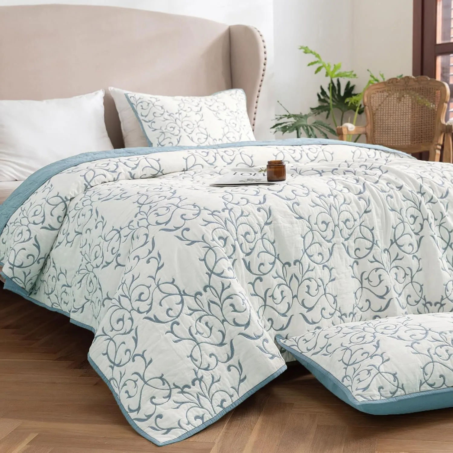 mixinni Quilt King Size Reversible 3-Piece Light Blue Embroidery Pattern Elegant King Size Bedspread Set, (1 Quilt,2 Pillow Shams)
