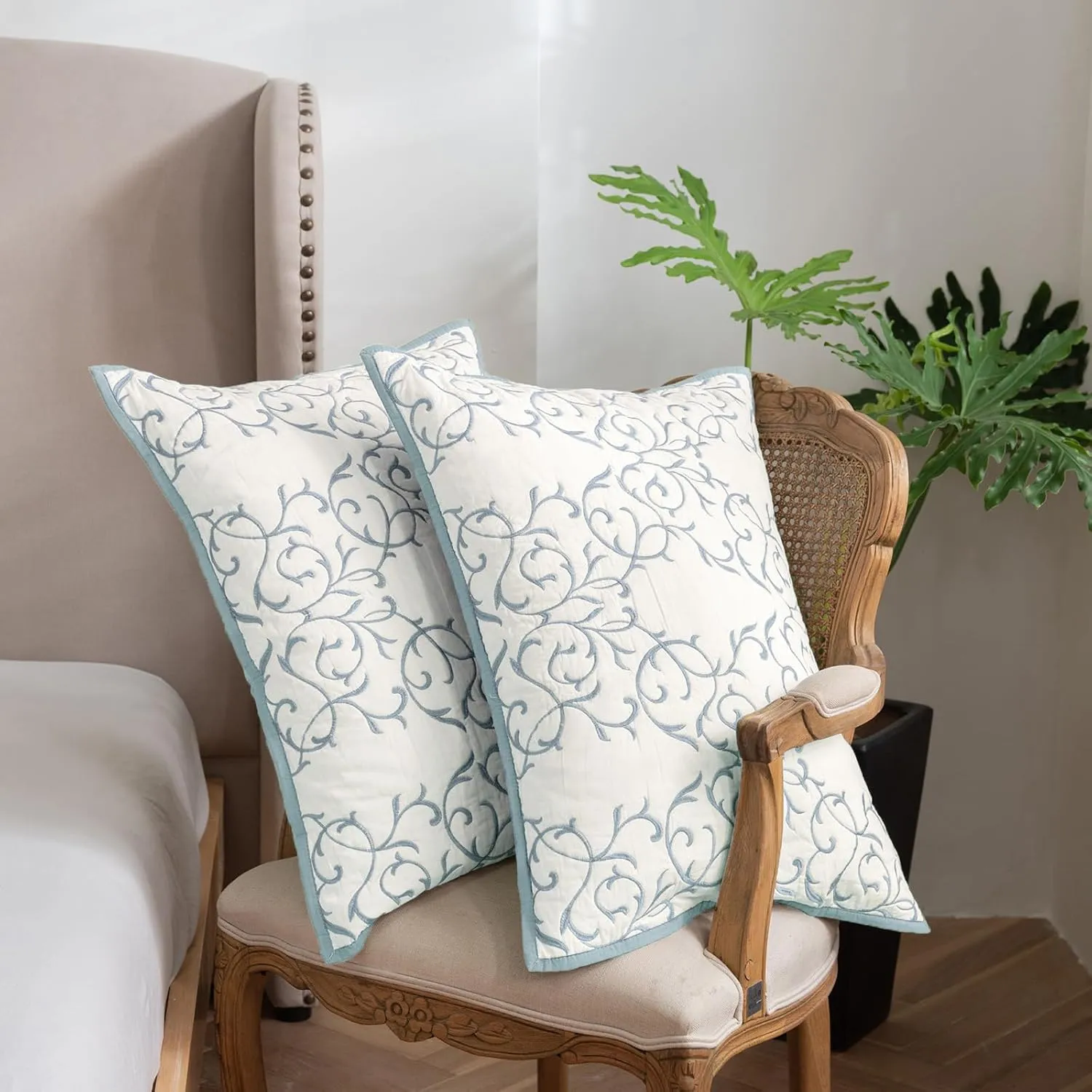 mixinni Quilt King Size Reversible 3-Piece Light Blue Embroidery Pattern Elegant King Size Bedspread Set, (1 Quilt,2 Pillow Shams)