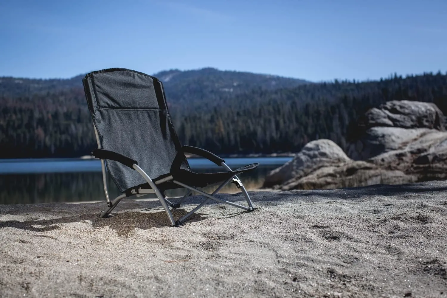 PICNIC TIME NCAA Tranquility Beach Chair with Carry Bag - Low Beach Chair for Adults - Low Lawn Chair