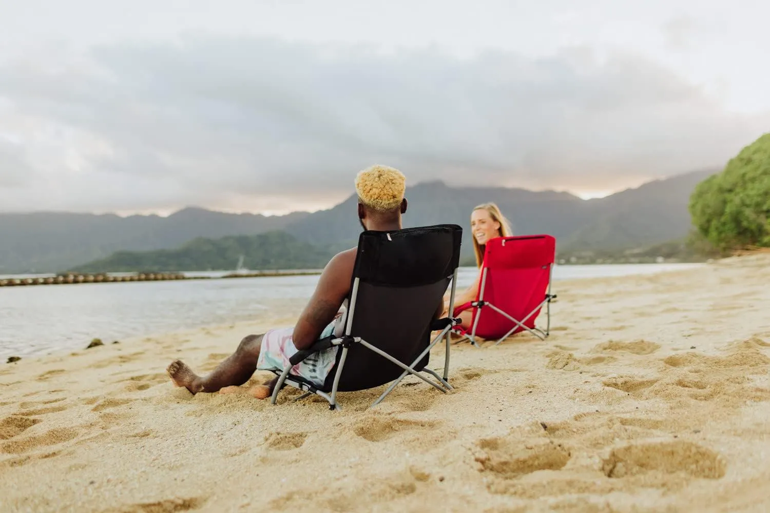 PICNIC TIME NCAA Tranquility Beach Chair with Carry Bag - Low Beach Chair for Adults - Low Lawn Chair