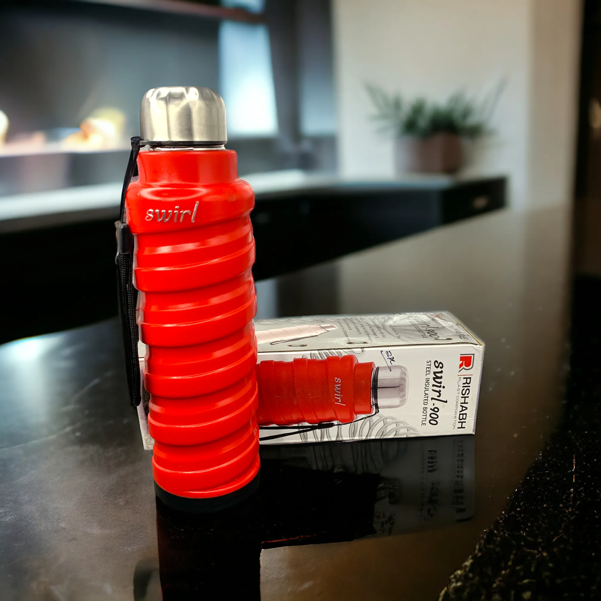Swirl Steel Insulated Water Bottle: 900ml