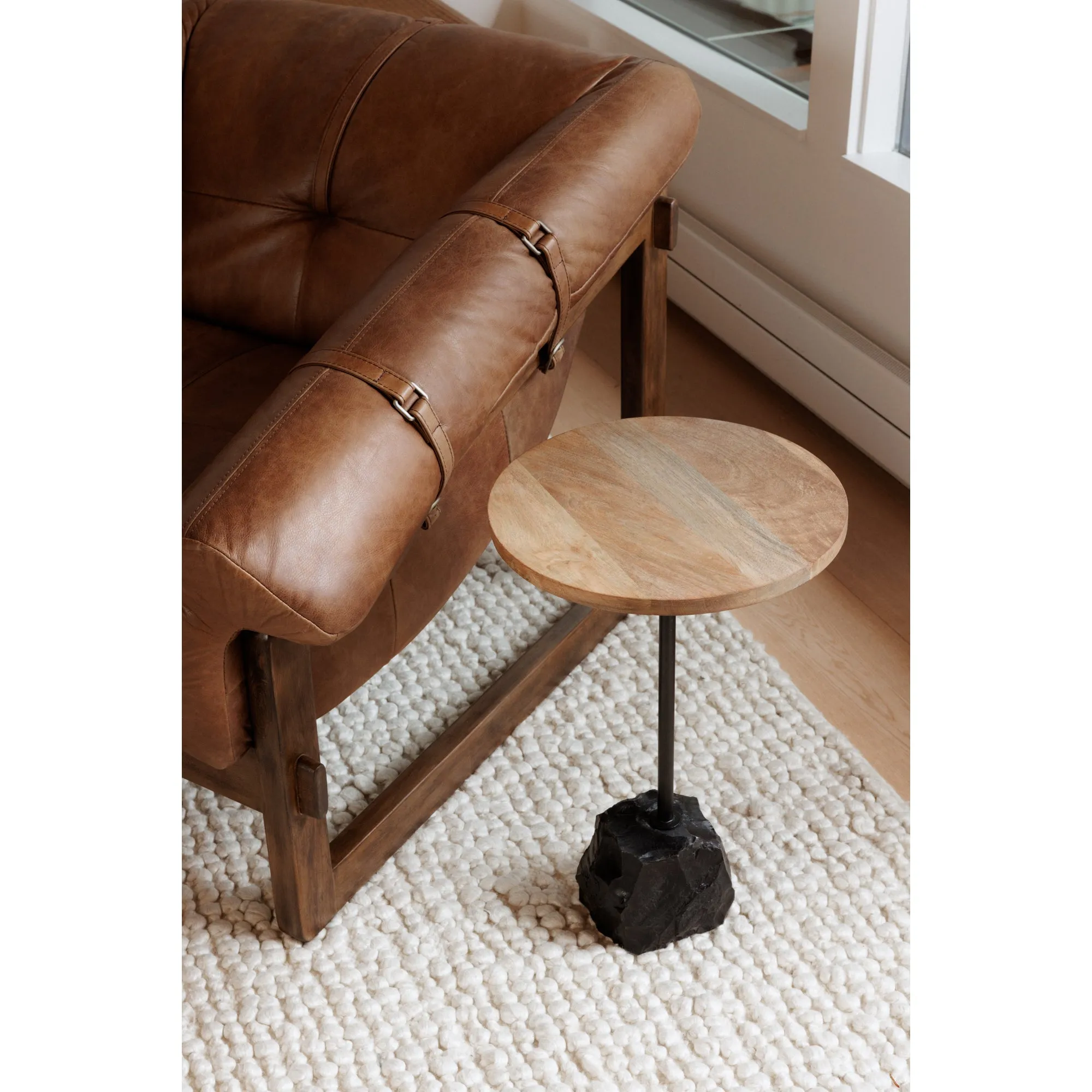 Vintage Mood Accent Chair: Timeless Elegance & Comfort
