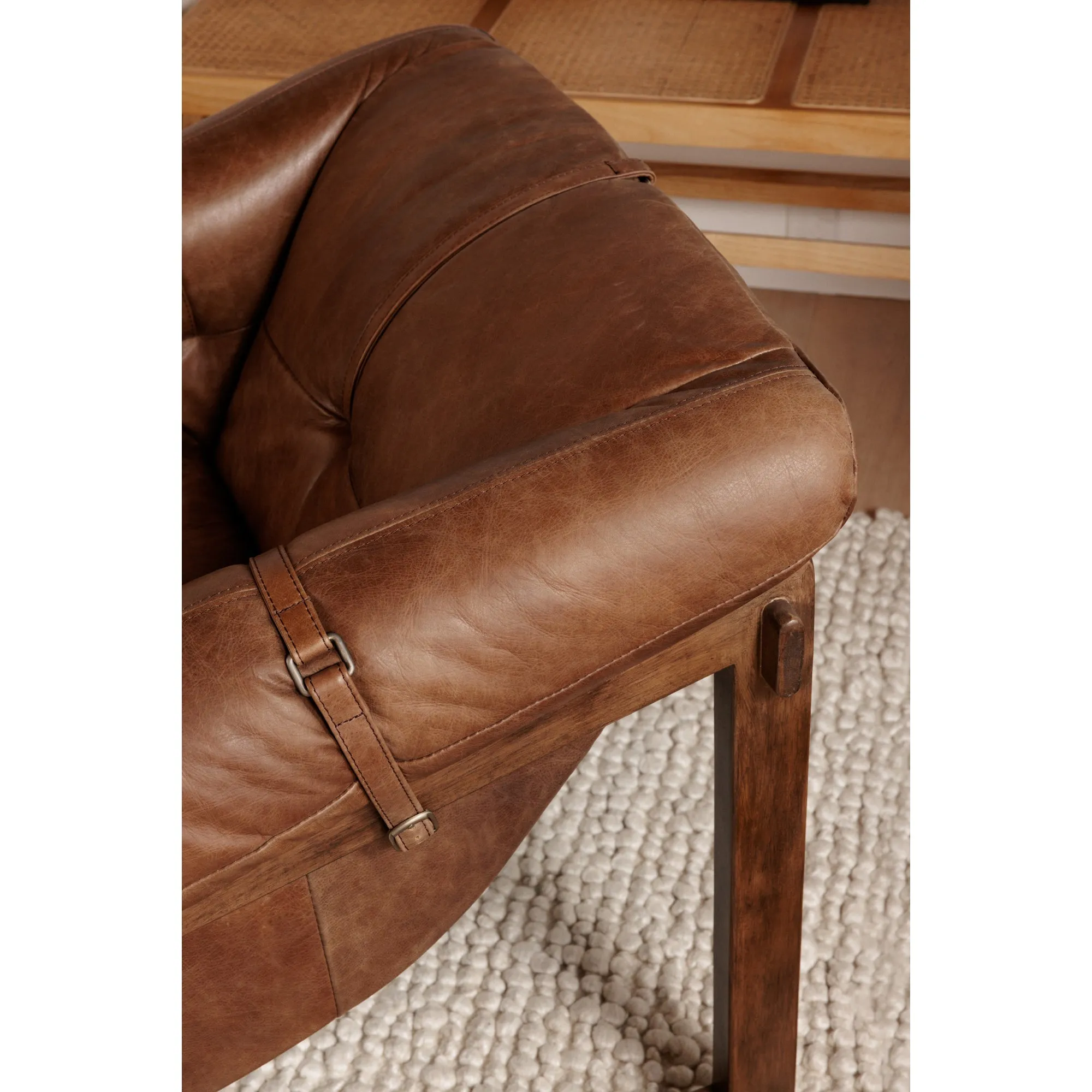 Vintage Mood Accent Chair: Timeless Elegance & Comfort
